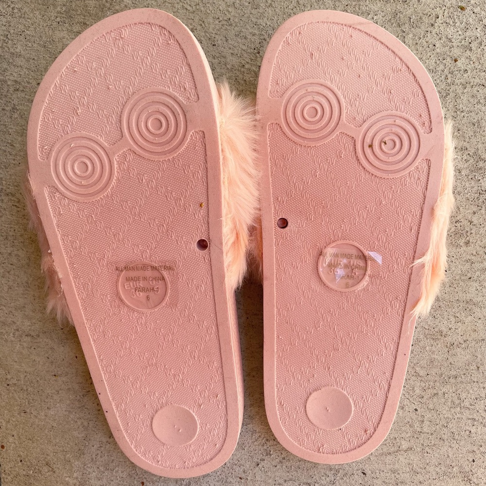 🎉3X HP🎉 Pink Faux Fur Slides Sandals - Picture 5 of 6